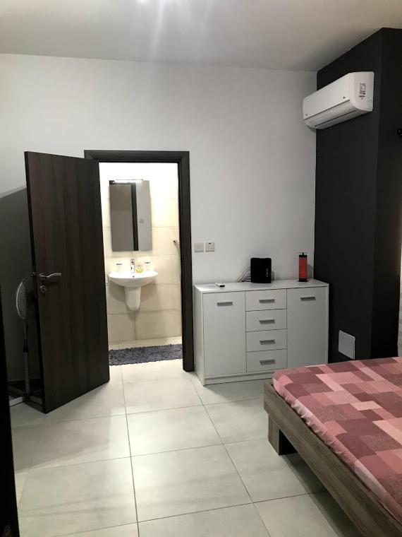 Luqa Apartment - 5 Mins From Airport Exterior foto